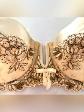 Delicate Lace Embroidered Push-Up Balconette Bra, made in France, size 34C